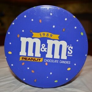 Vintage 1989 Peanut M&M's Christmas Night Scene Round Collectible Tin